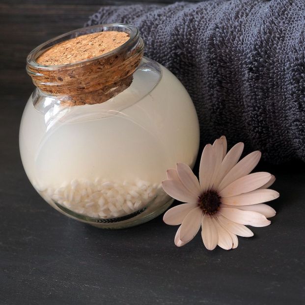 hacer agua arroz casera para la cara y el cabello