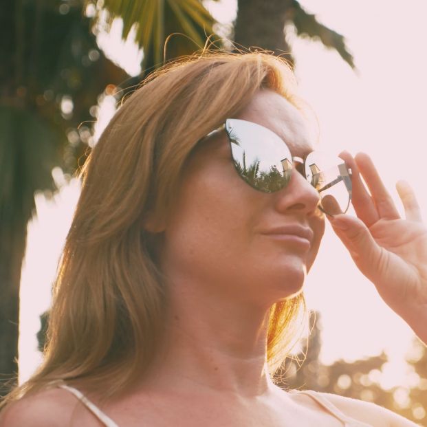 Mujer con gafas de sol estilo mariposa Mujer con gafas de sol estilo mariposa