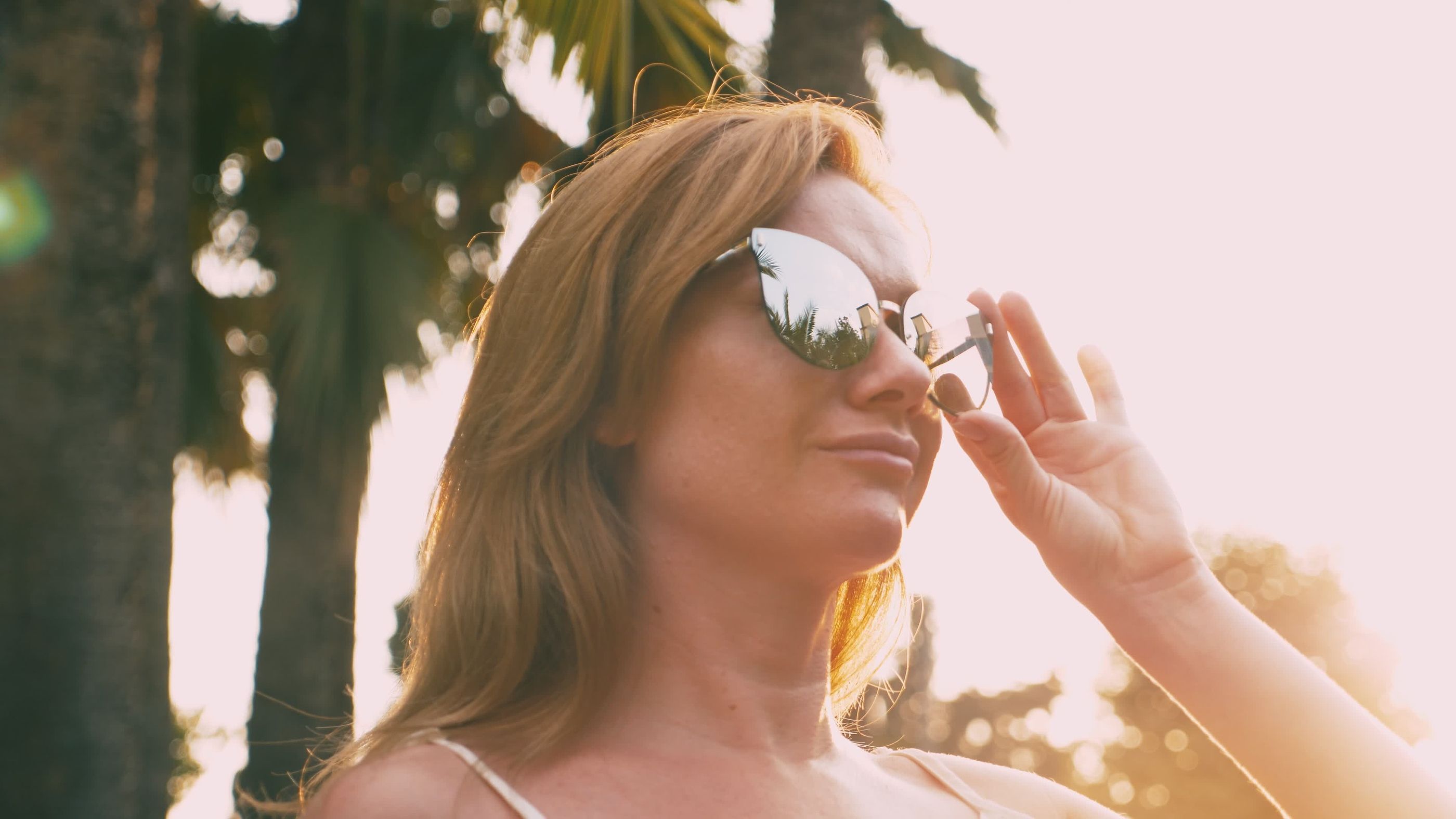 Mujer con gafas de sol estilo mariposa 