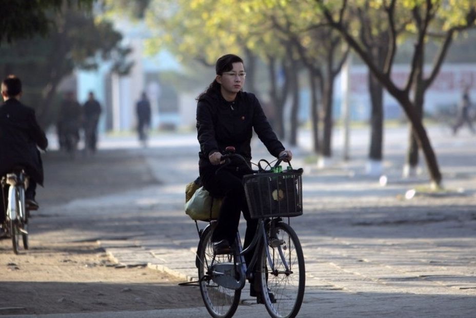 EuropaPress 3254571 mujer bicicleta ciudad wonsan corea norte (1)