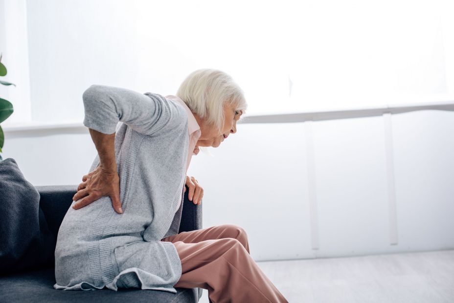 Por qué los mayores de 75 años sí que pueden someterse a una cirugía de columna (Foto: Bigstock)