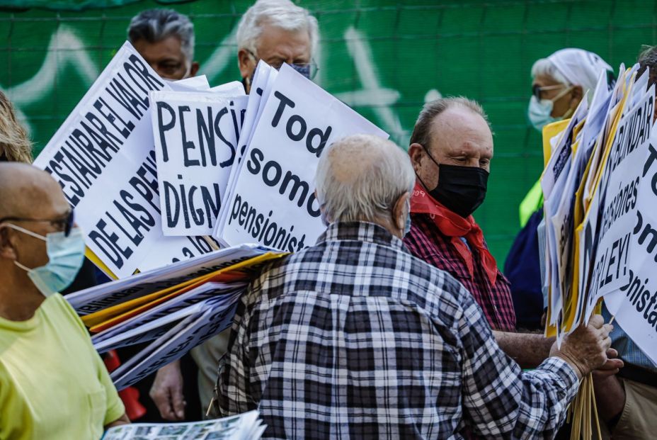 hombre reparte pancartas asistentes manifestacion contra recorte