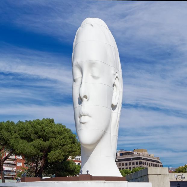 La famosa escultura 'Julia', continuará en la Plaza de Colón hasta el año que viene