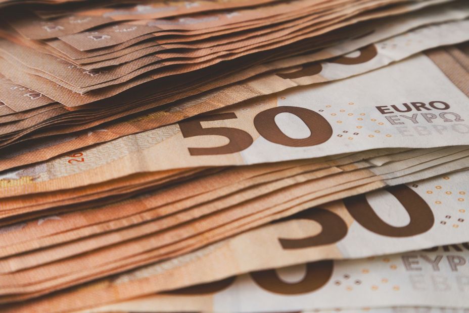 Ultima oportunidad para exprimir la ventaja fiscal que deja Escrivá en los planes de pensiones euros foto bigstock