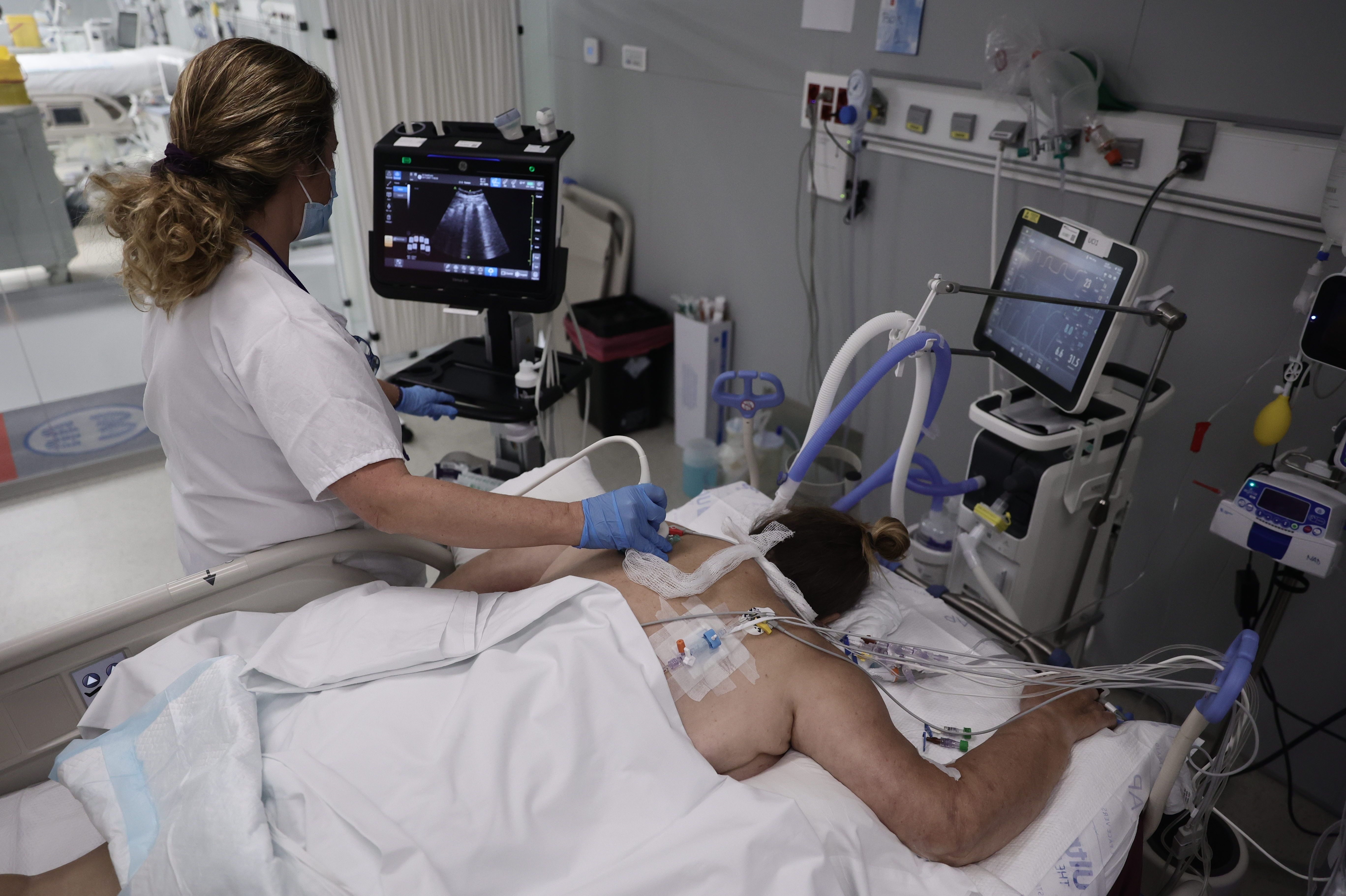 Caos en las urgencias y centros de salud por ómicron: “Vamos a acabar saturados en Navidad” Caos en las urgencias y centros de salud por ómicron: “Vamos a acabar saturados en Navidad”