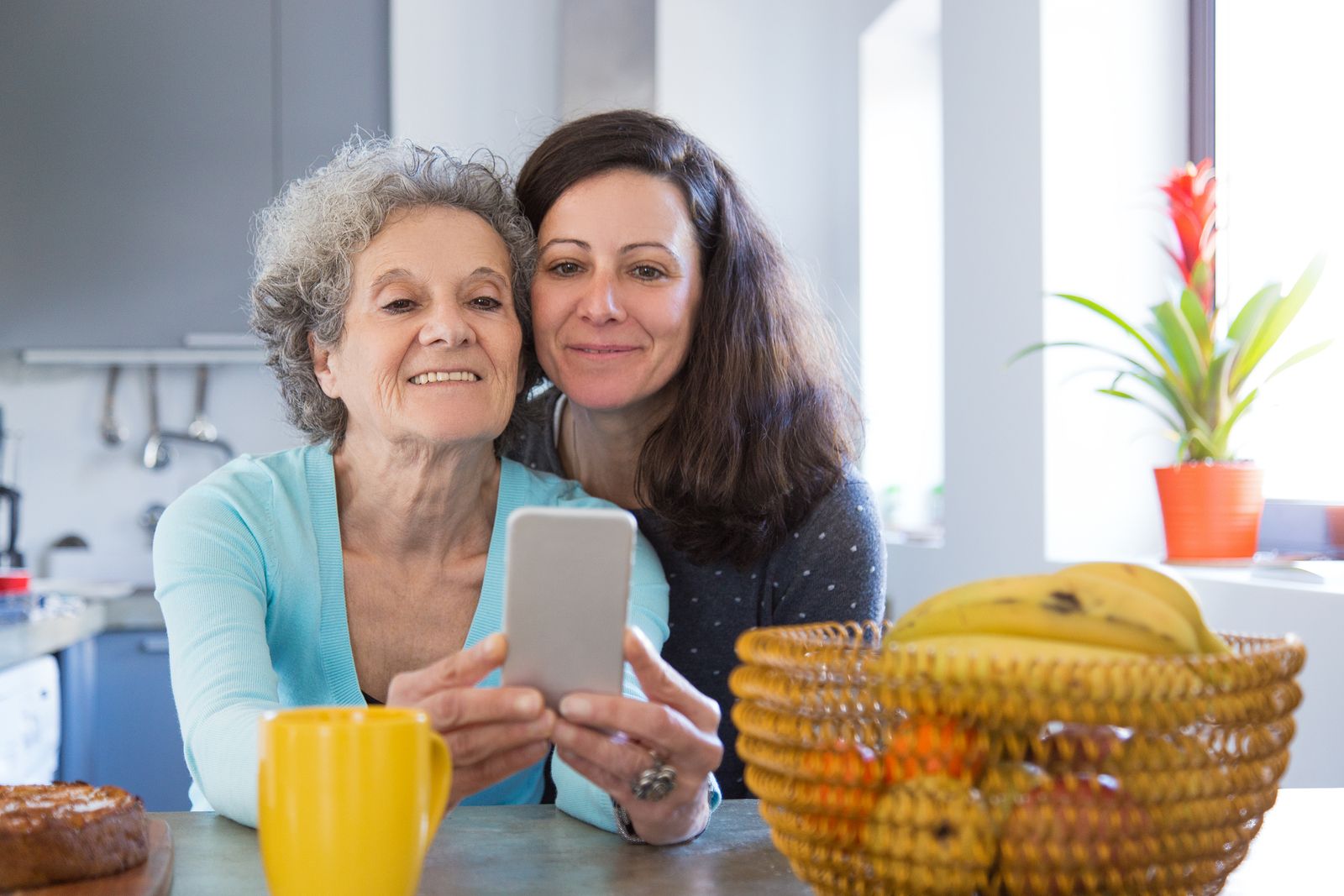 Mujeres usando smartphone