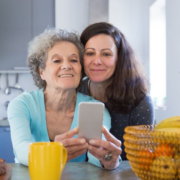 Mujeres usando smartphone