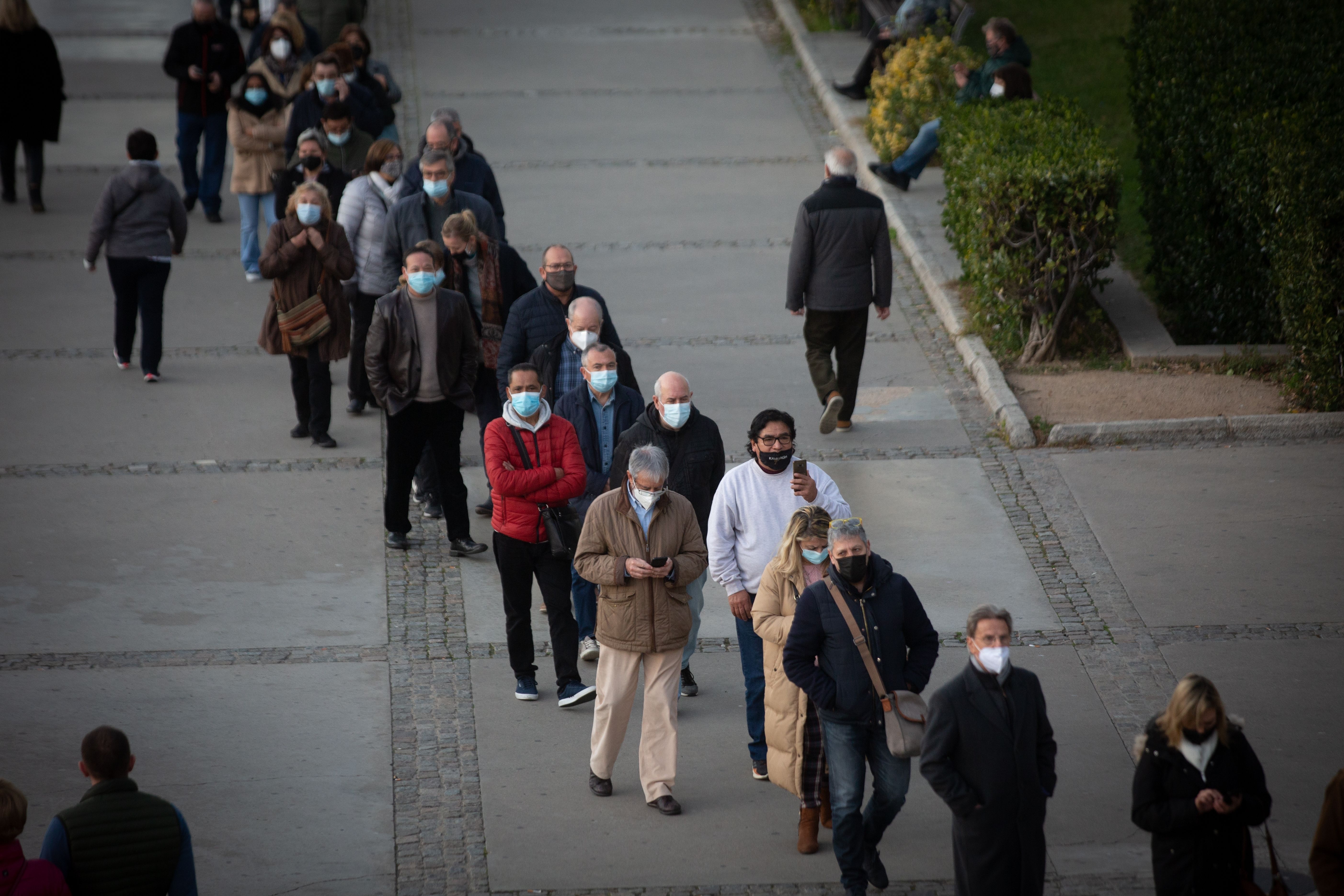 El 26% de los mayores de 60 años no han recibido aún la tercera dosis en plena sexta ola