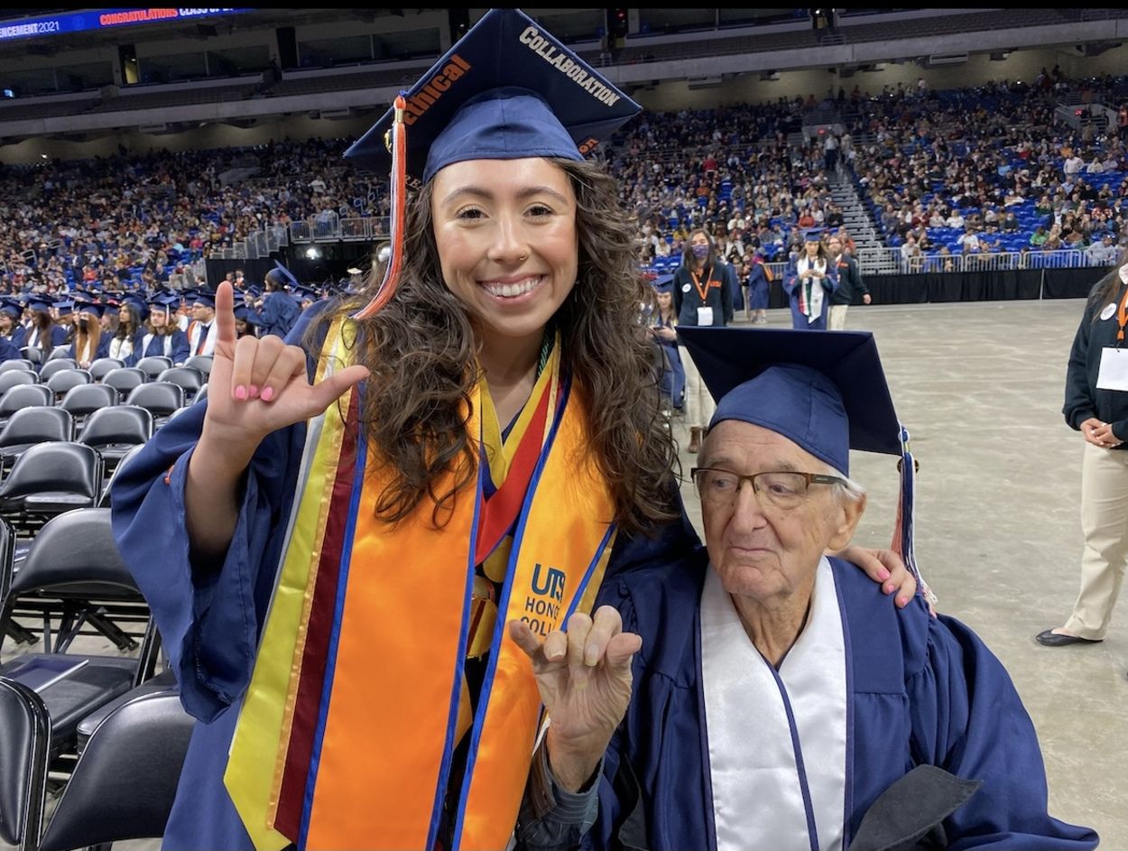 Un hombre de 87 años se gradúa el mismo día que su nieta