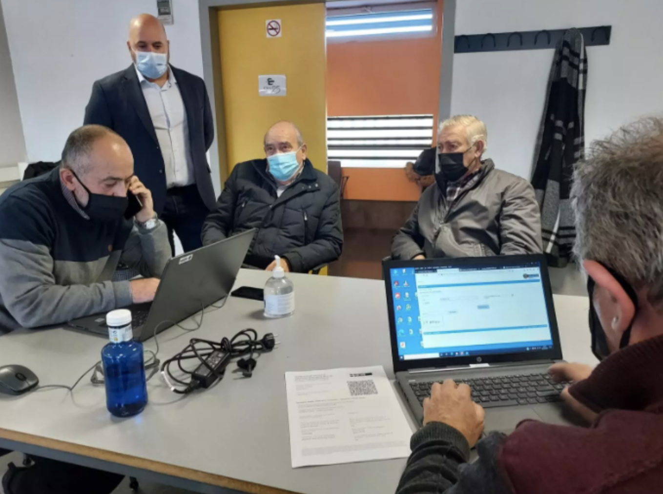 El concejal de Acción Social de Barakaldo, Mikel Antizar, junto a varias personas que han acudido a obtener su pasaporte covid al CIS. - FOTO: AYUNTAMIENTO DE BARAKALDO