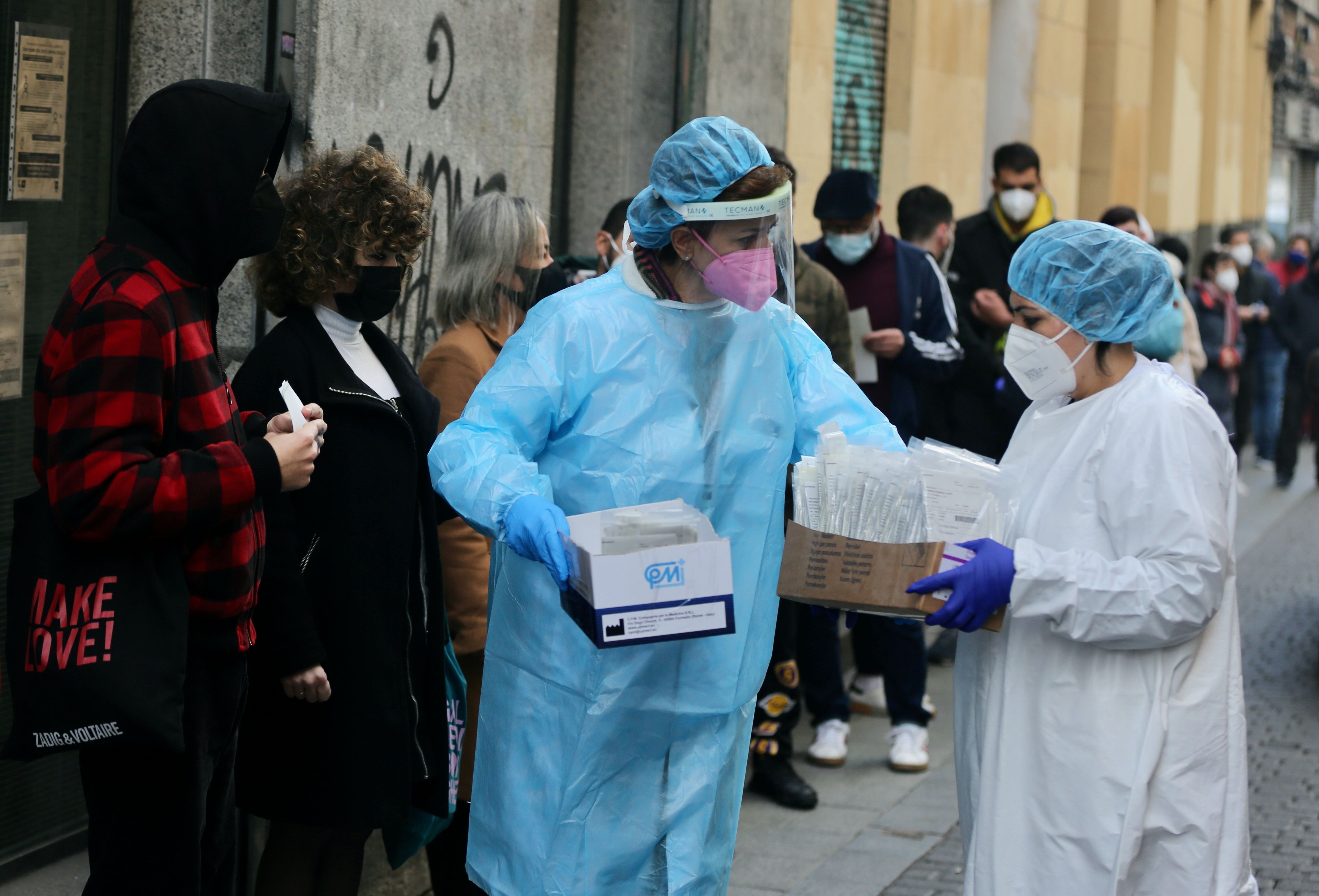 EuropaPress 4158300 dos sanitarias recogen test covid 19 personas hacen cola centro salud