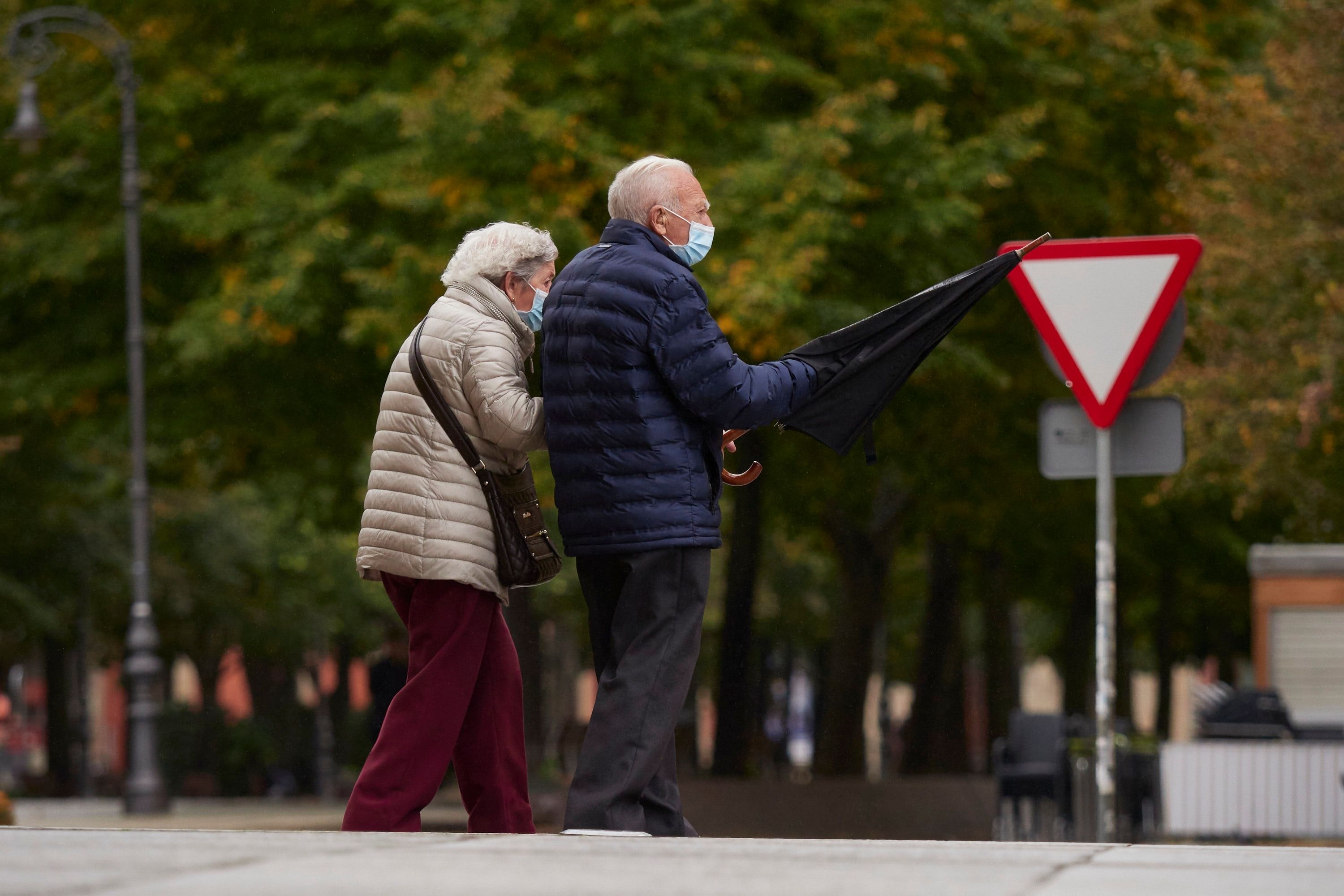 El Gobierno elimina la mascarilla pero recomienda a los mayores de 60 años que la sigan llevando