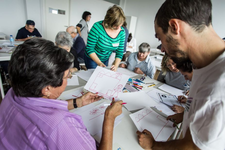 Los participantes en el proyecto Lata 65 durante una de las clases