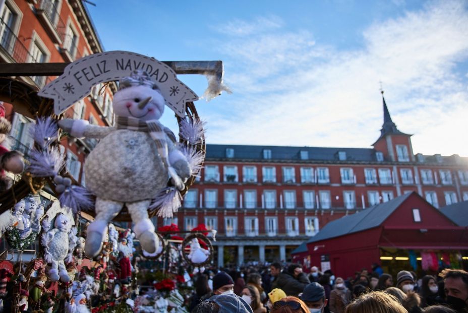 grupo personas asiste mercadillo navideno instalado madrilena plaza mayor (1)