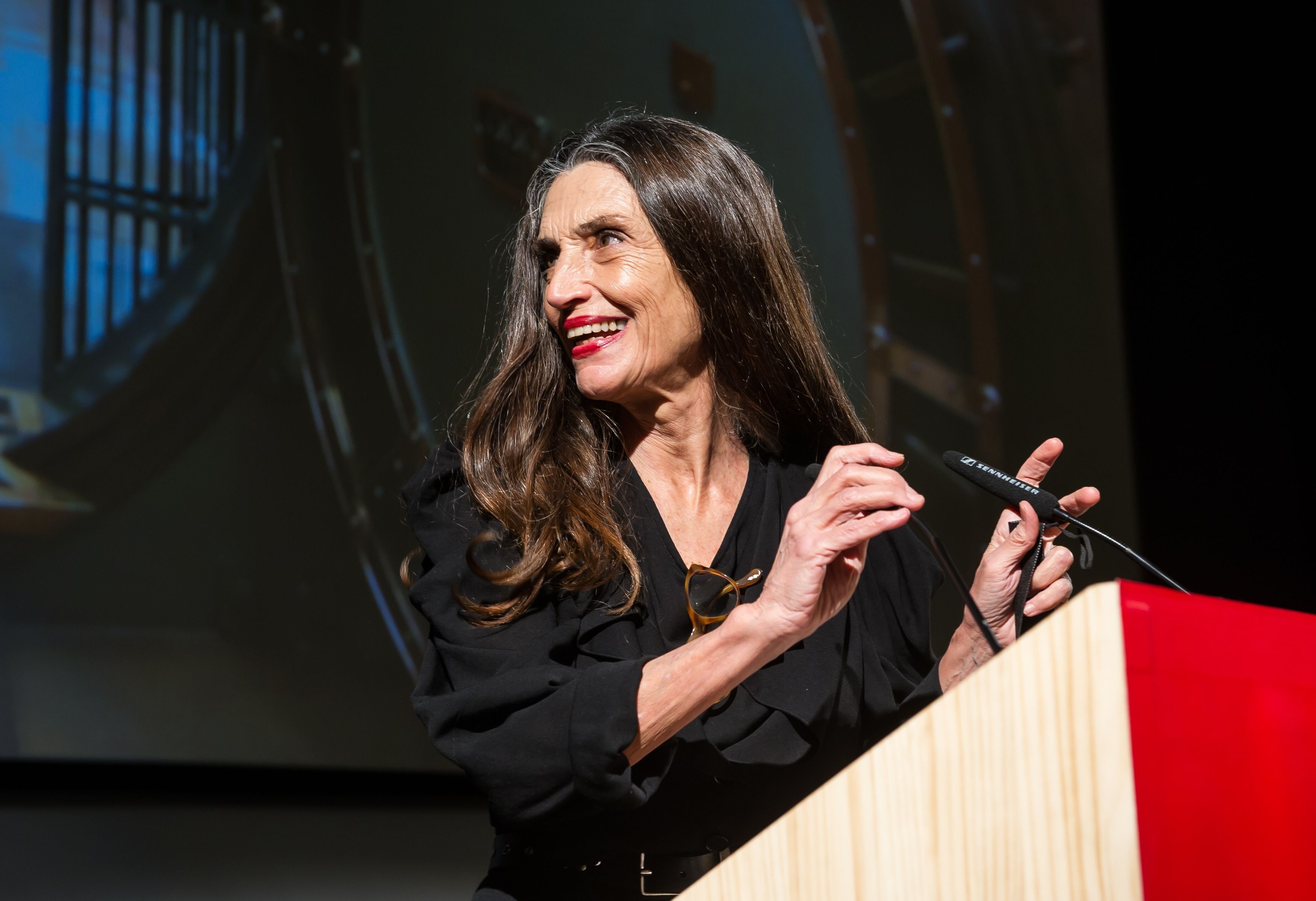 Ángela Molina entrega su vestido de 'Las cosas del querer' al Instituto Cervantes