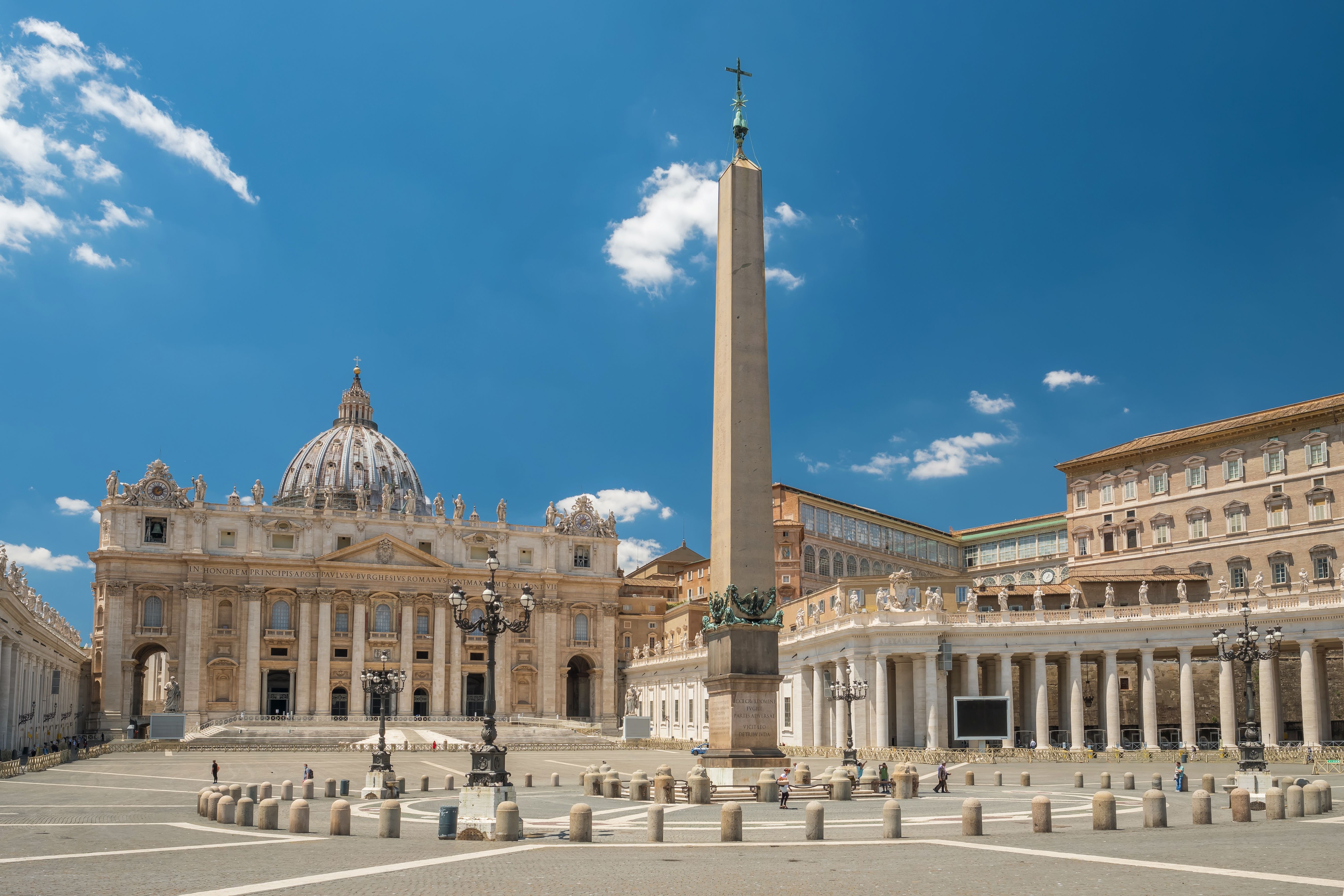 'Memorias de un cronista vaticano', el libro sobre un Papa que viaja desde la Luna hasta la Tierra