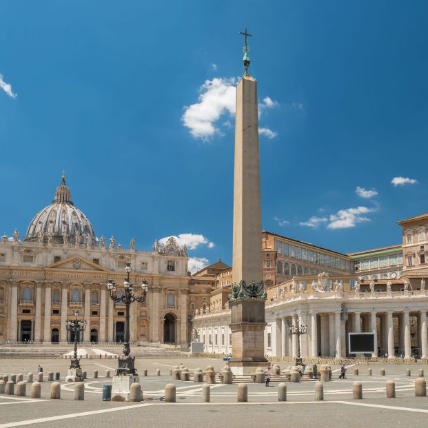 'Memorias de un cronista vaticano', el libro sobre un Papa que viaja desde la Luna hasta la Tierra