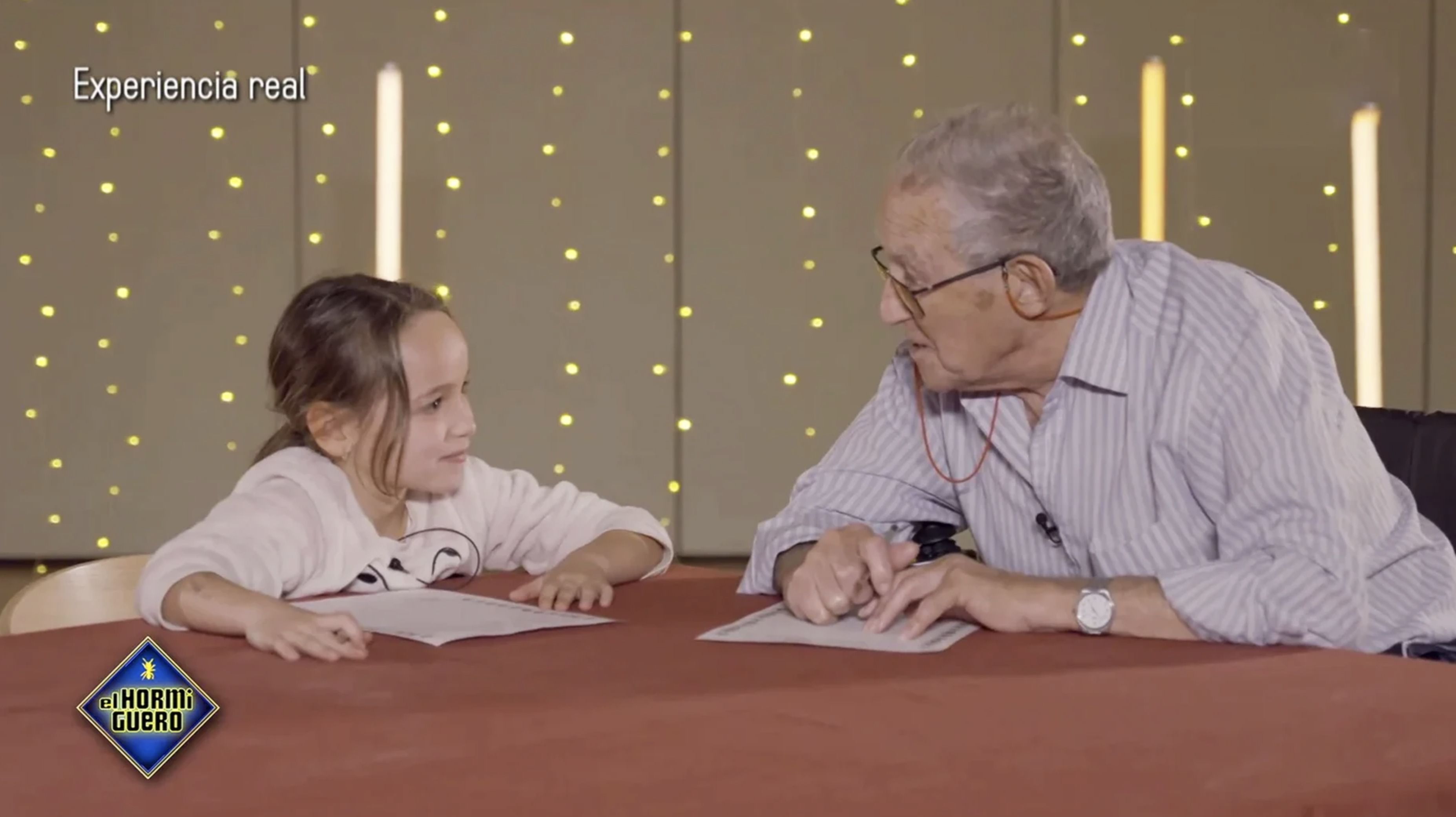 Niños y mayores escriben su carta a los Reyes Magos: "Nunca la ha escrito"