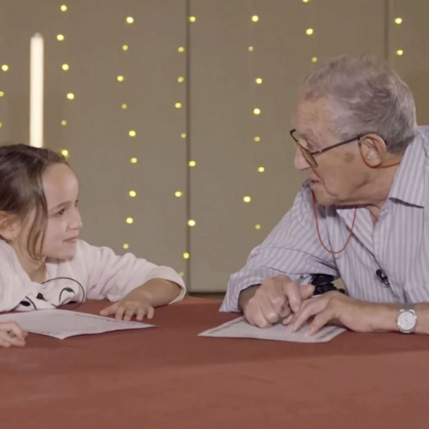 Niños y mayores escriben su carta a los Reyes Magos: "Nunca la ha escrito"