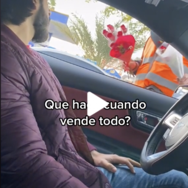 El conmovedor vídeo de un hombre mayor que vende flores entre los coches parados en un semáforo