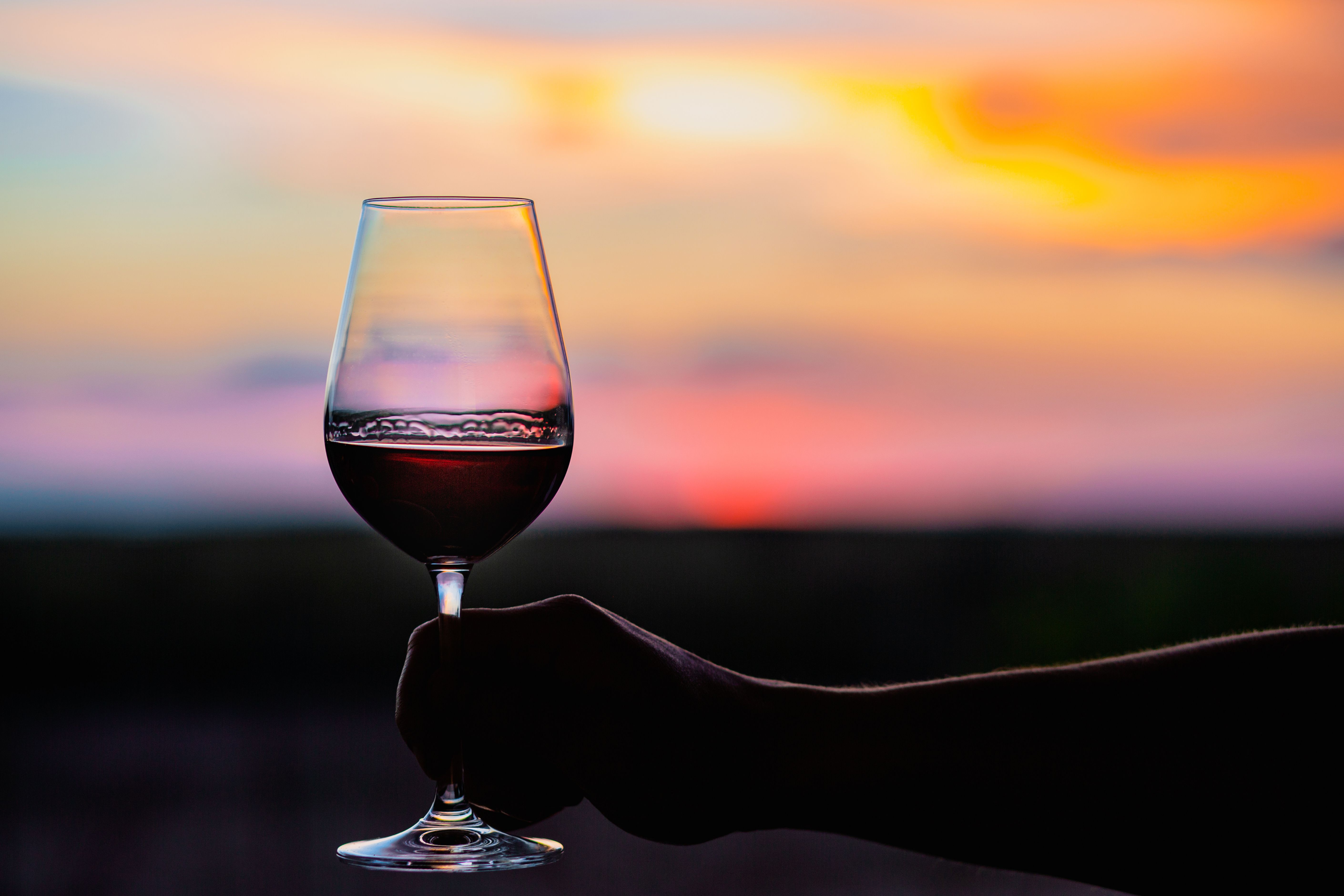 Desmienten el mito de que una copa de vino al día es buena para el corazón