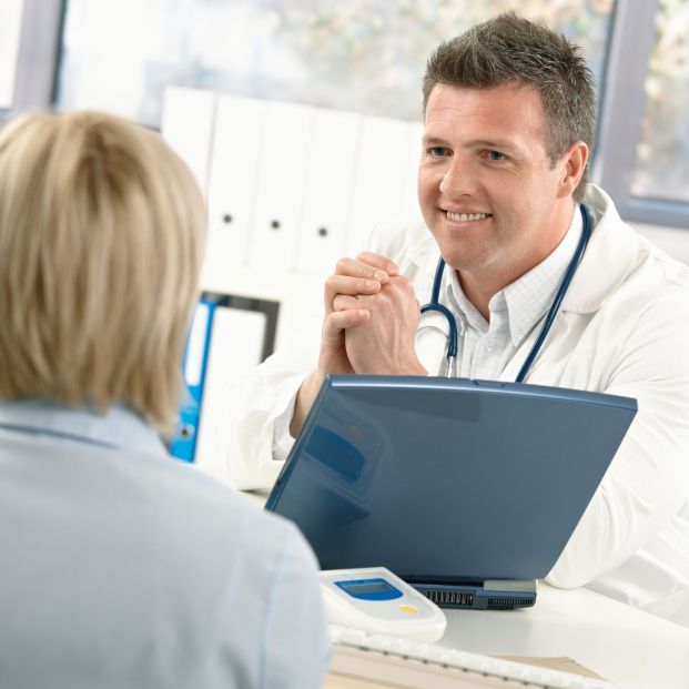 Paciente y médico (bigstock)