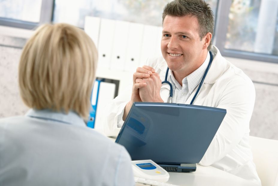 Paciente y médico (bigstock)