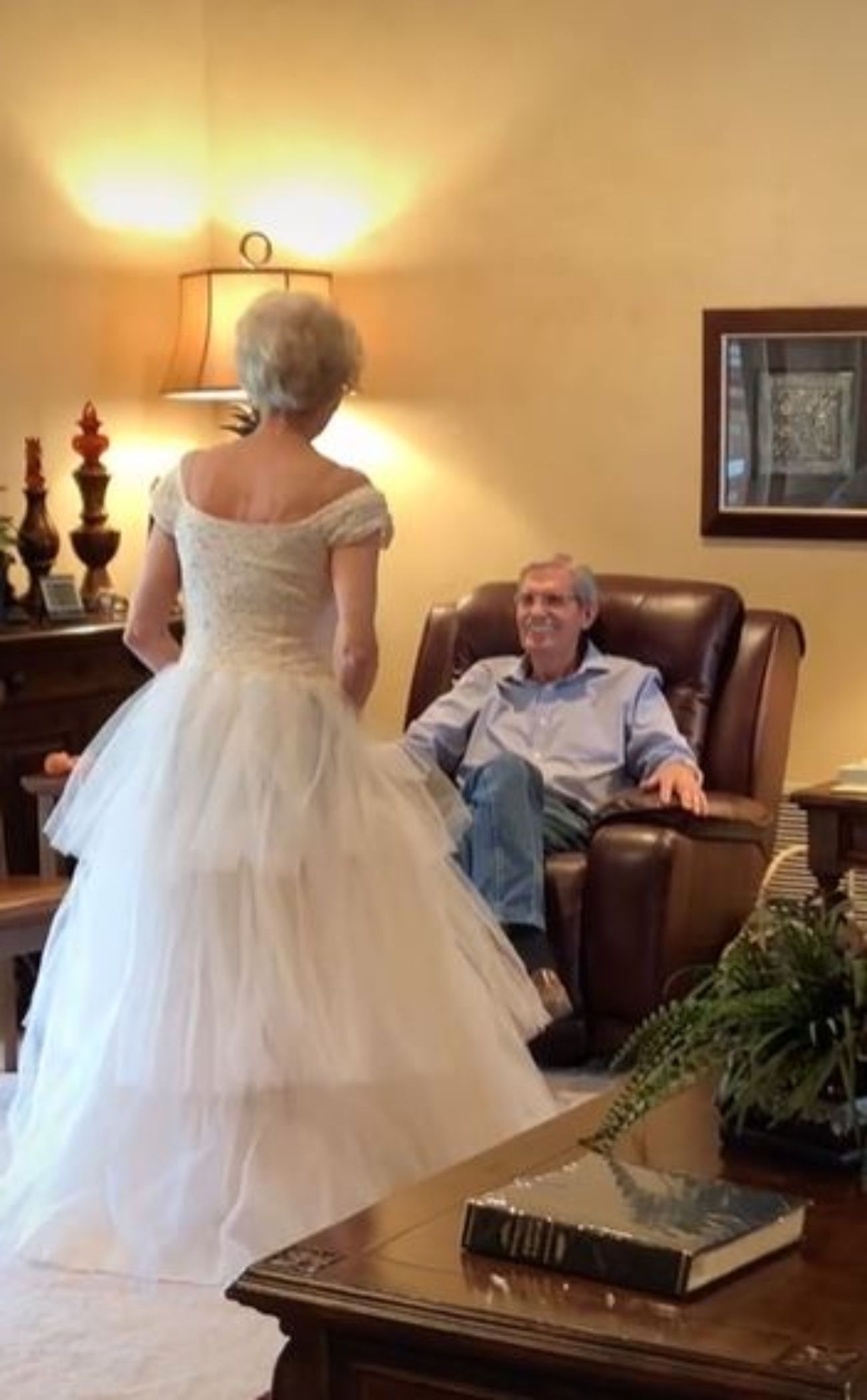 abuela prueba vestido novia 60 años despues emociona familia