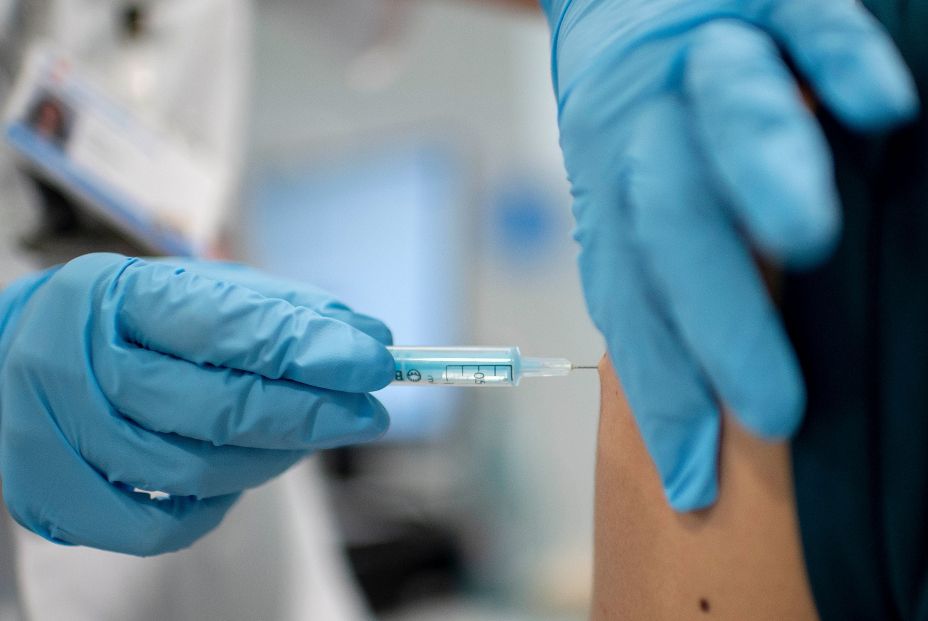 'Vacuna', elegida palabra del año 2021 por la FundéuRAE. Foto: Europa Press