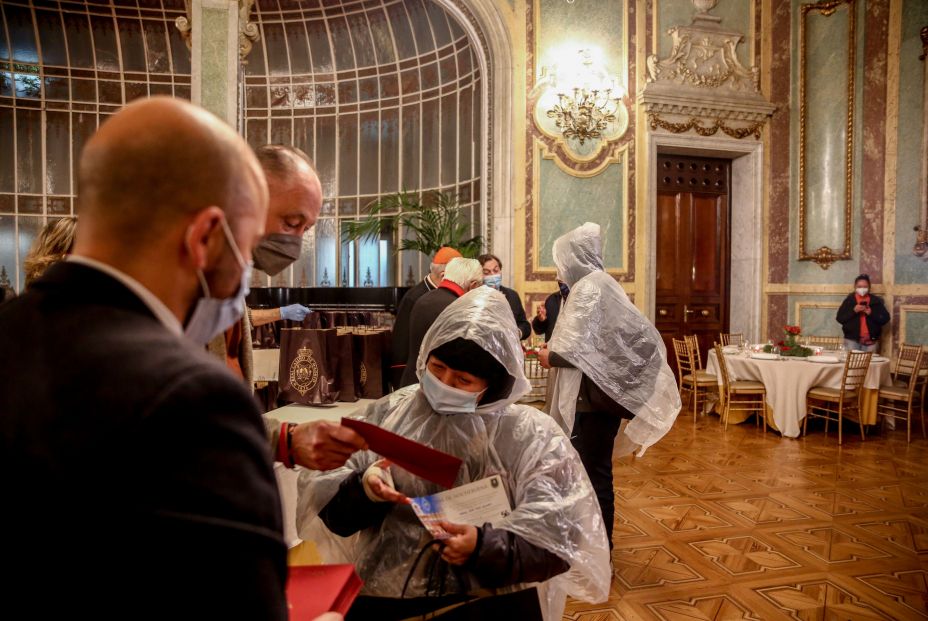 EuropaPress 4163962 persona hogar recoge bolsa tradicional cena nochebuena organizada