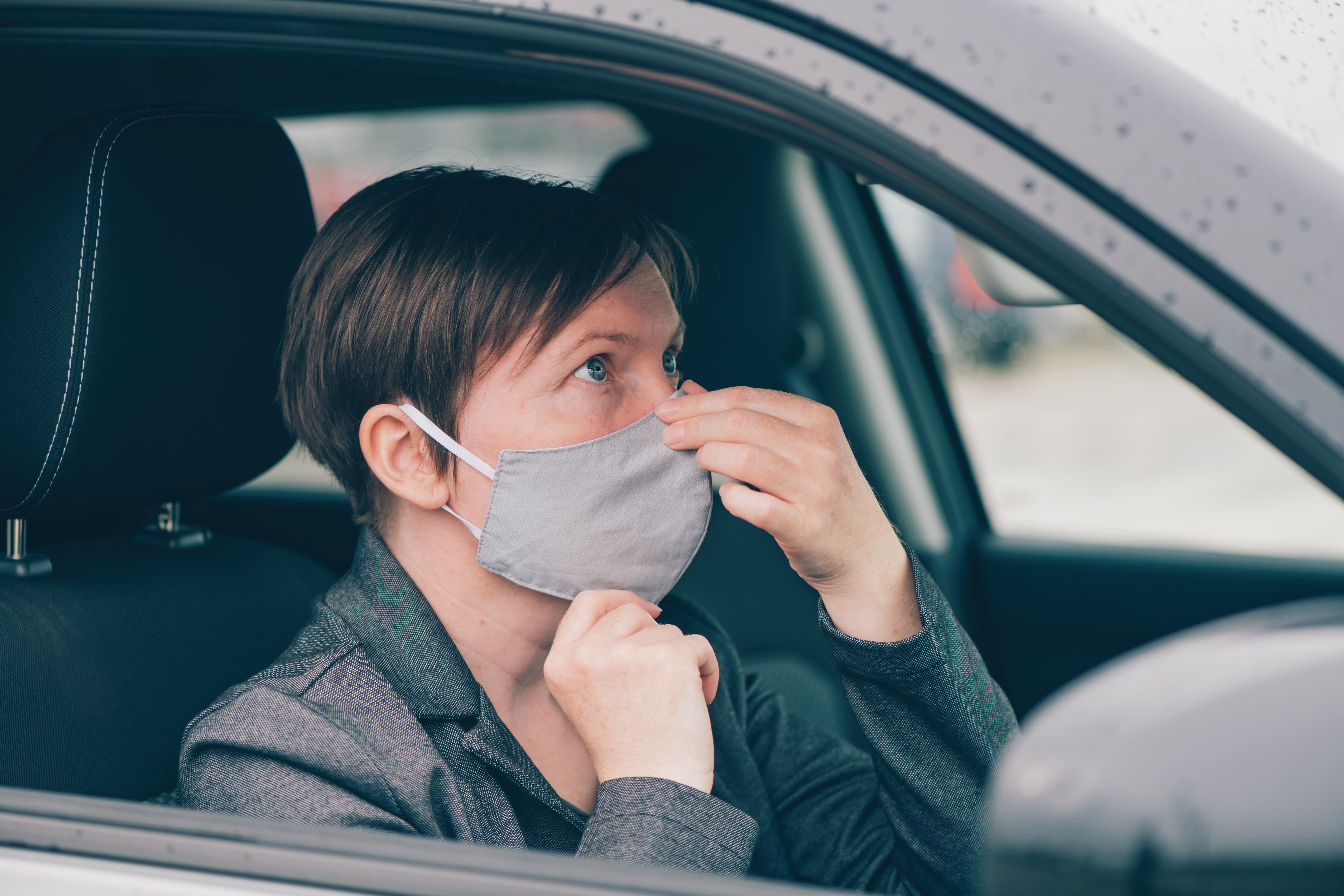 El gesto inconsciente de los conductores que aumenta el riesgo de contagio por Covid en el coche