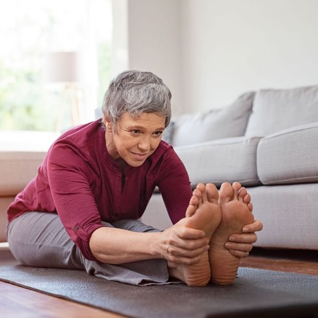 Mujer practicando yoga (bigstock)