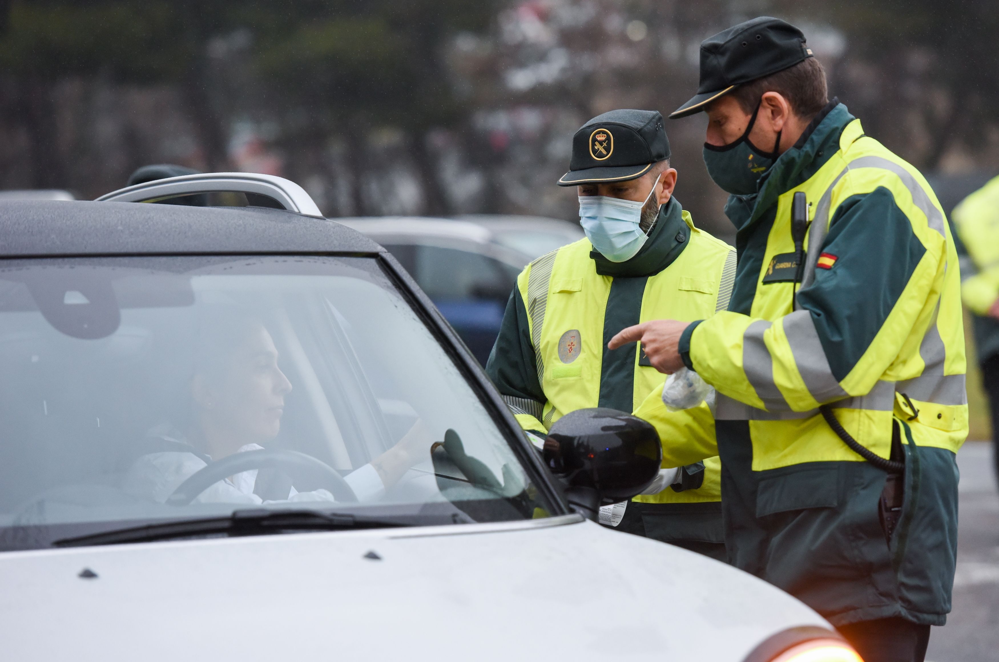 ¿Qué hacer si la Guardia Civil te pide parar el coche? Así debes actuar