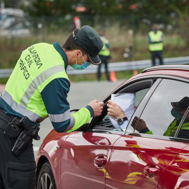 agente guardia civil trafico comprueba documentacion