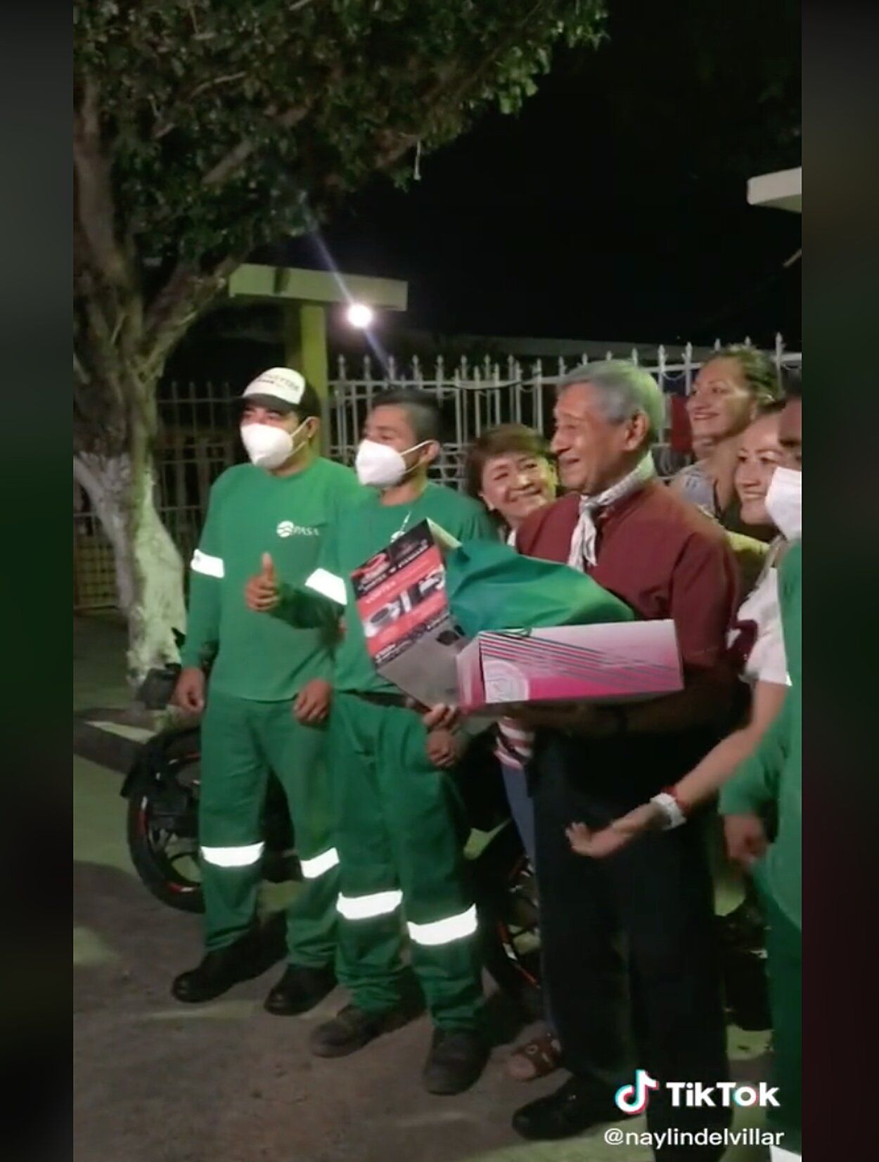 VÍDEO Los trabajadores de la limpieza sorprenden al hombre que les dio regalos por Navidad