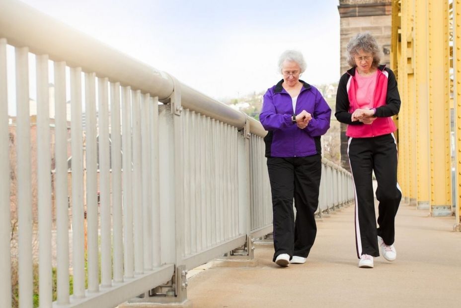 Andar / La lentitud al caminar puede predecir el riesgo de incapacidad funcional en las personas mayores