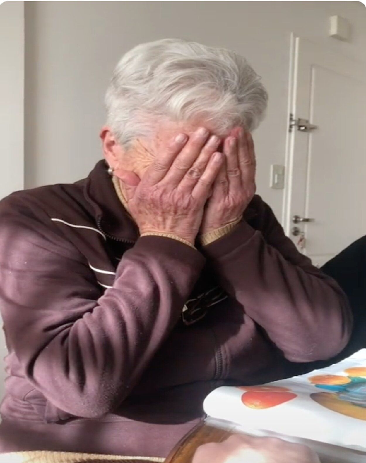 VÍDEO: Se tatúa la fecha de nacimiento de su abuela para darle una sorpresa