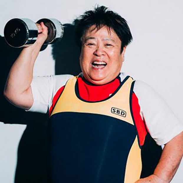 ¡Imparable!: es campeona mundial de levantamiento de peso con 72 años y va a por su próxima medalla
