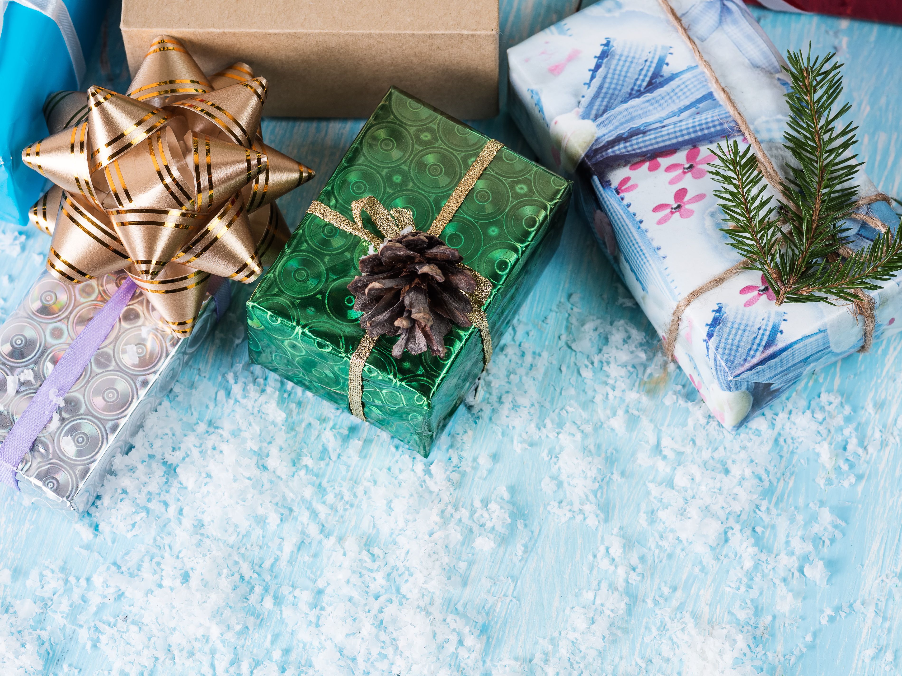 Familia se encuentra con regalos de Navidad que su difunto abuelo guardó en el ático. Foto: Bigstock