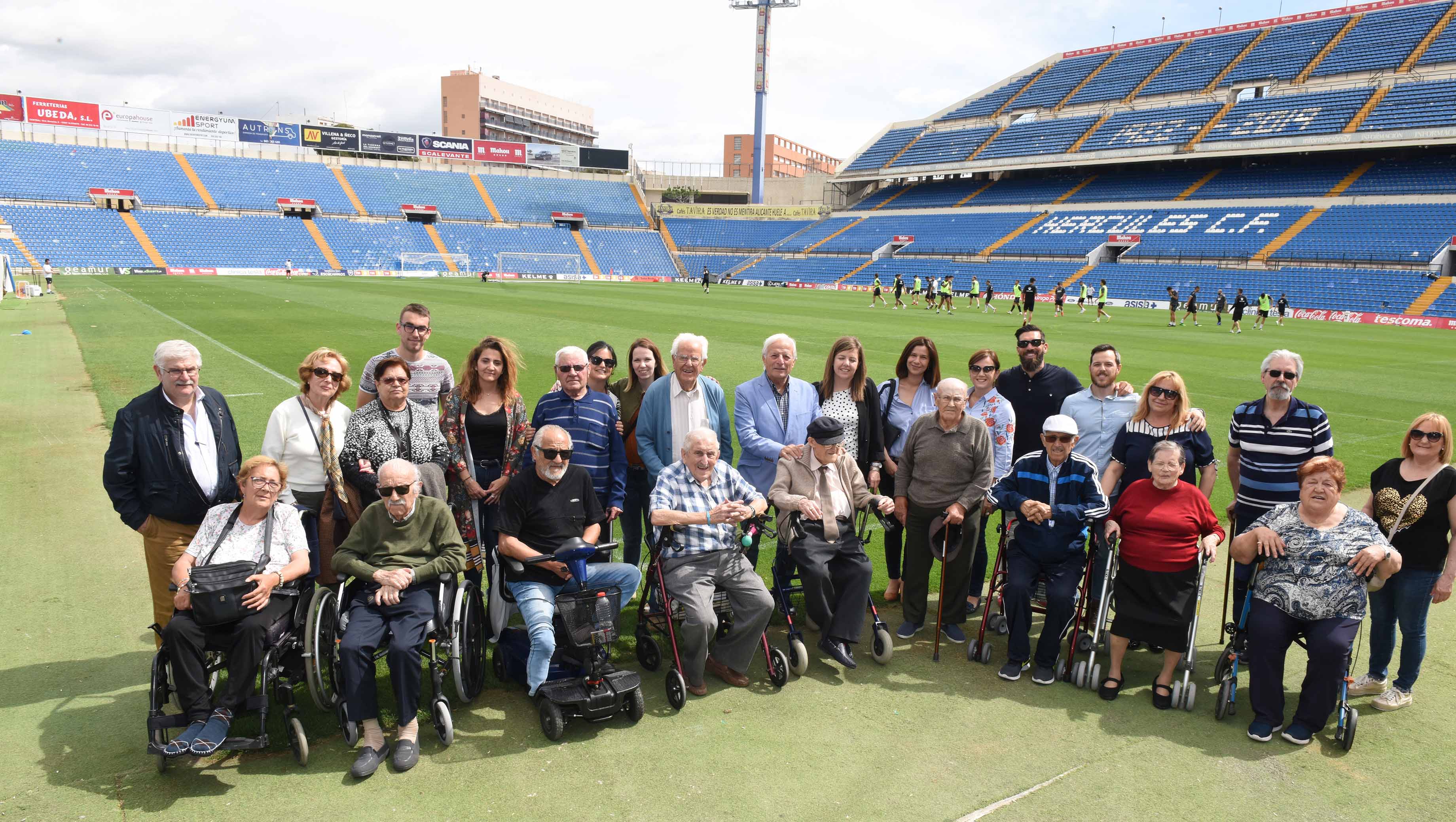 Los mayores de DomusVi en Alicante recuerdan sus tiempos futboleros en su visita al estadio José Rico Pérez