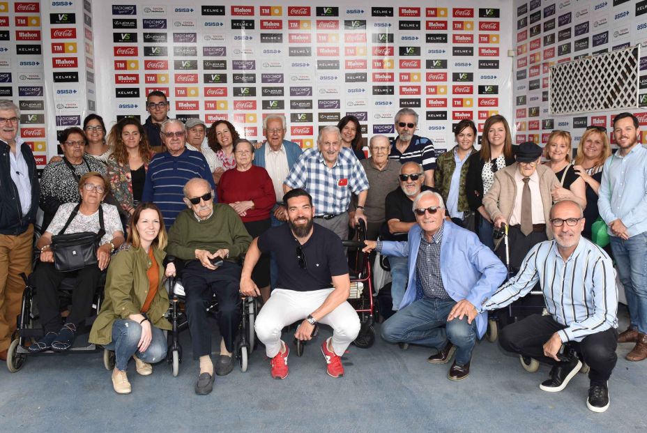 Los mayores de DomusVi en Alicante recuerdan sus tiempos futboleros en su visita al estadio José Rico Pérez