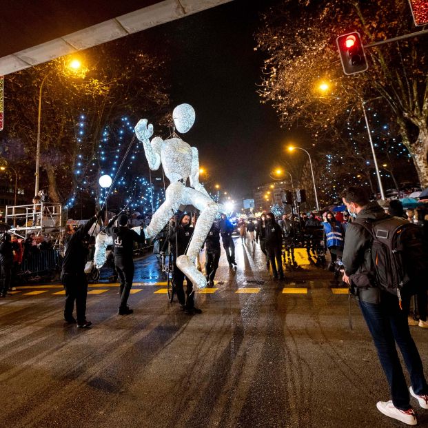 Un Dundu gigante de luz simboliza a los abuelos y abuelas en la Cabalgata de Reyes de Madrid. Foto: Europa Press