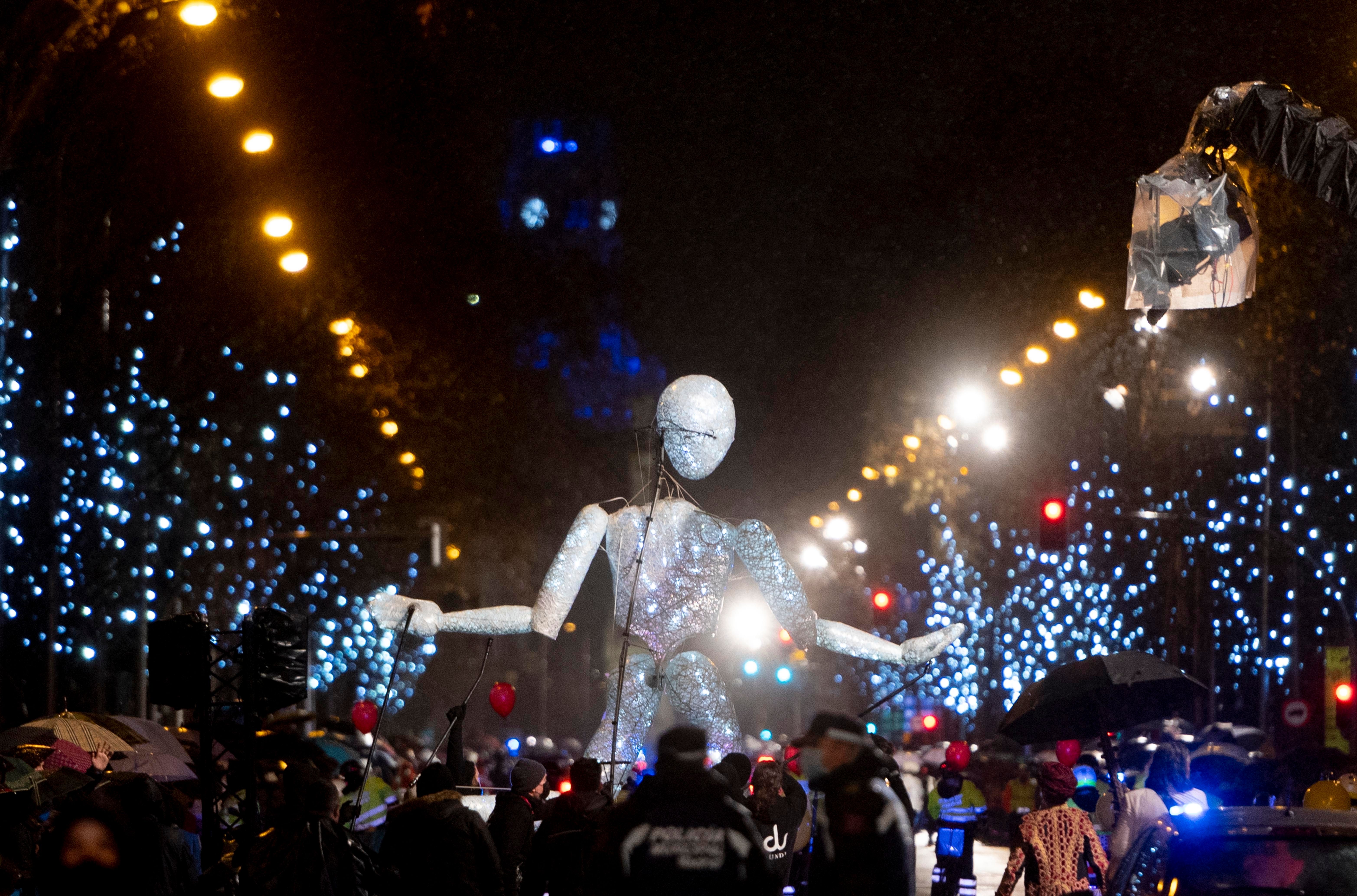 Un Dundu gigante de luz simboliza a los abuelos y abuelas en la Cabalgata de Reyes de Madrid. Foto: Europa Press