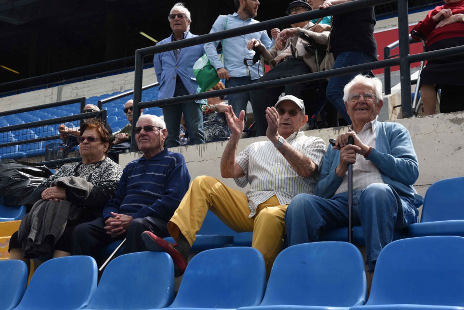 Los mayores de DomusVi en Alicante recuerdan sus tiempos futboleros en su visita al estadio José Rico Pérez