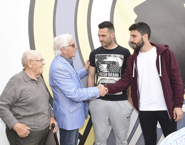 Los mayores de DomusVi en Alicante recuerdan sus tiempos futboleros en su visita al estadio José Rico Pérez