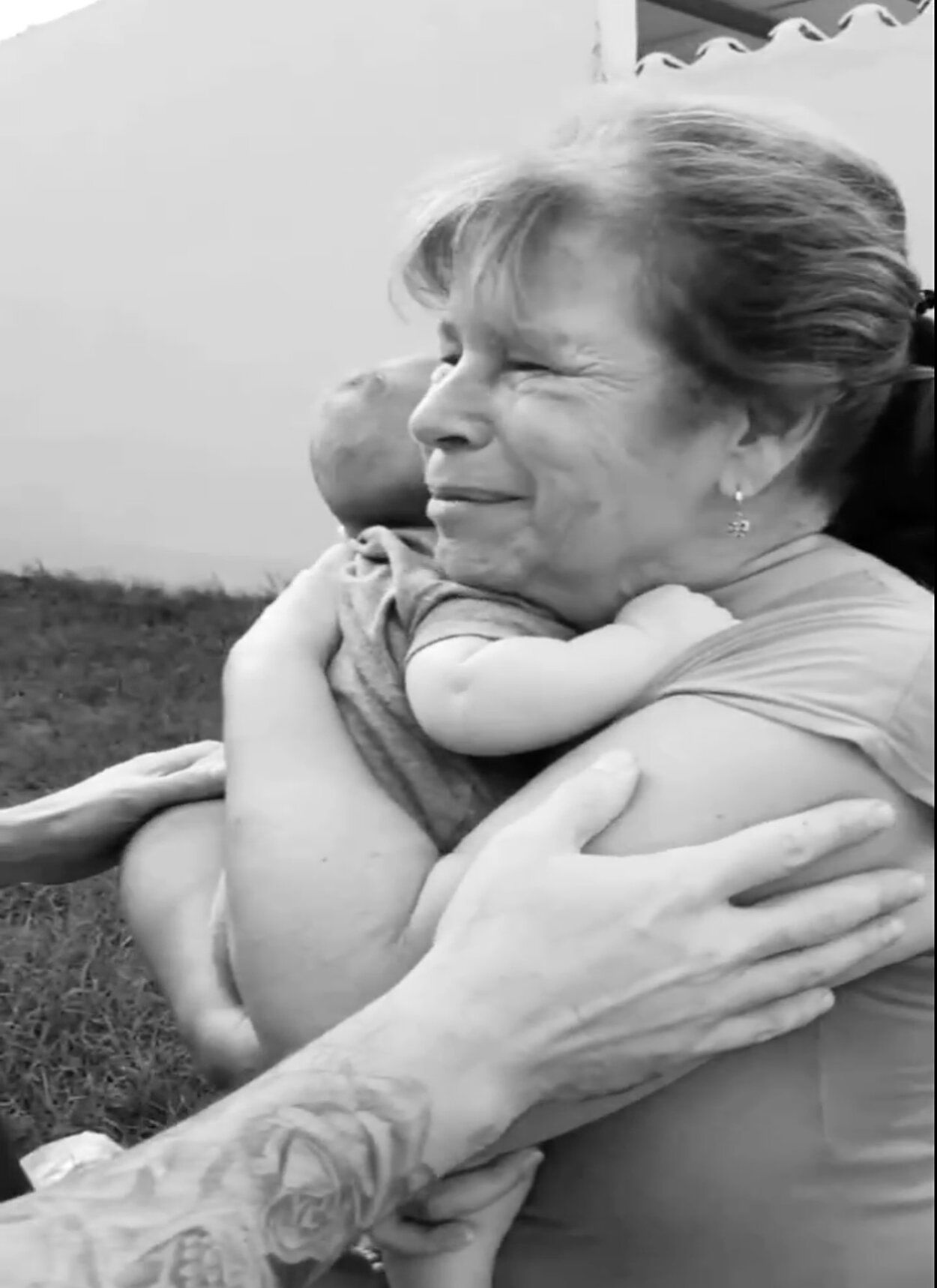 VÍDEO: La emoción de una mujer ciega al conocer por primera vez a su nieto