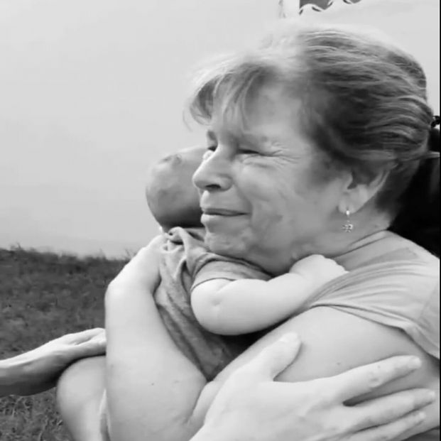 VÍDEO: La emoción de una mujer ciega al conocer por primera vez a su nieto