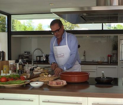 Carlos Herrera en la cocina. Foto: COPE