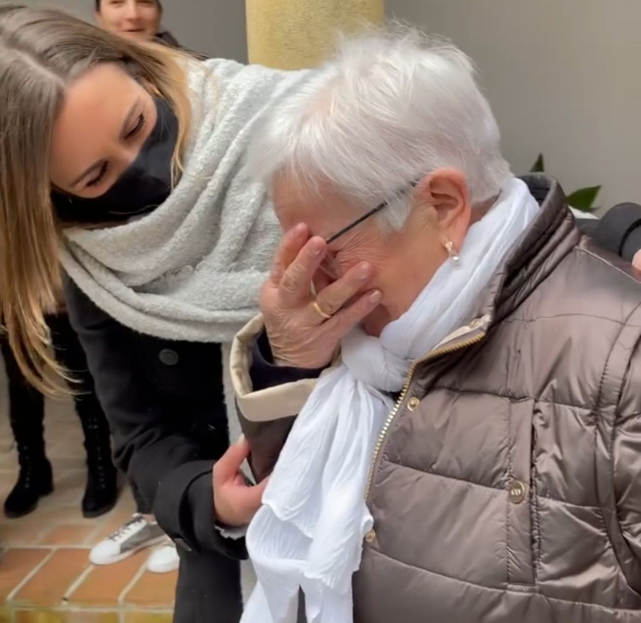 Llevó a su abuela a su pueblo por sorpresa y así la recibieron