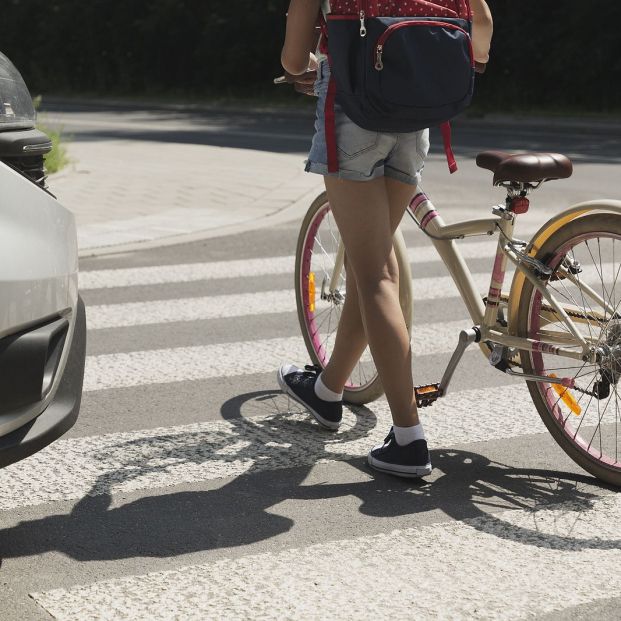 ciclista cuzando paso de peatones
